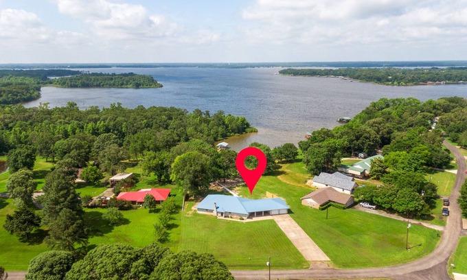 Yantis House | Lake Fork Waterfront Retreat