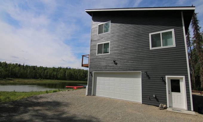 Talkeetna House | Lake front - 2 bedroom, 1 loft home with hot tub