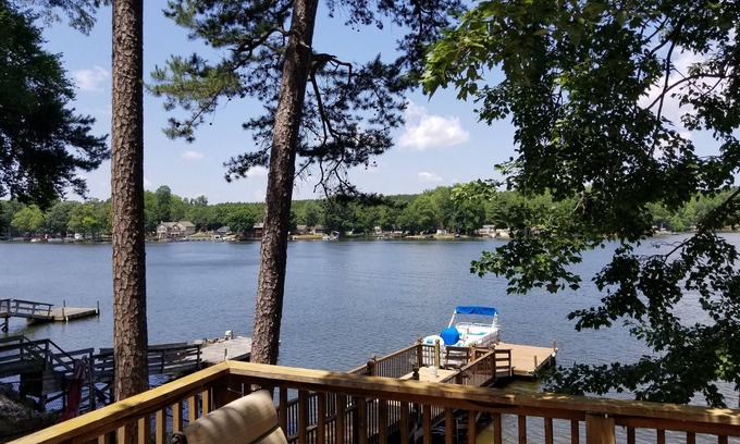 Southmont House | Lake front cottage with dock