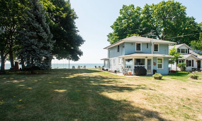 Colchester Cottage | Lake front escape - a quiet lake front cottage with easy access to the beach