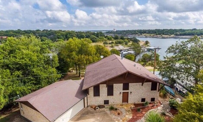 Clifton House | LAKE FRONT Home - Walk down to waters edge!