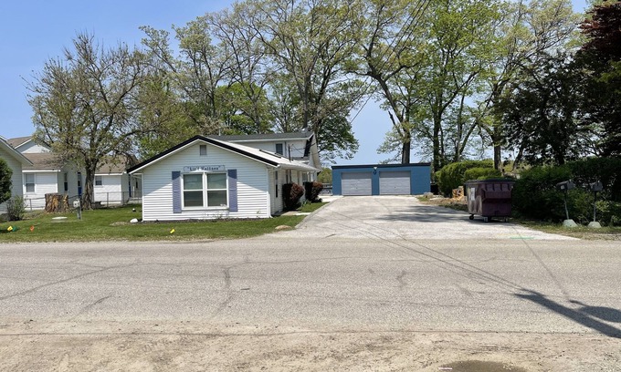 Monticello House | Lake front house with beautiful views and walking distance to Indiana Beach.
