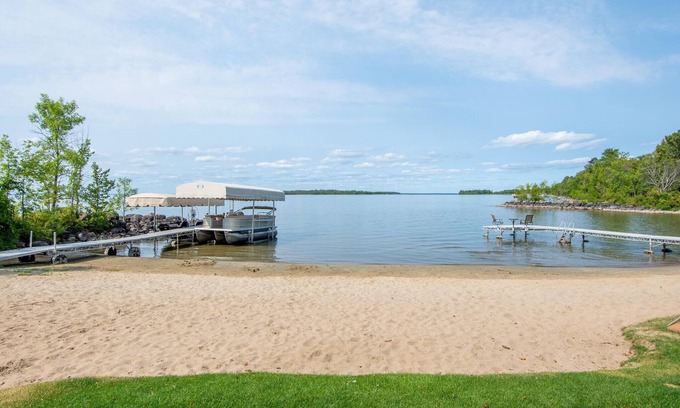 Longville Cabin | Lake Front Lodge, Leech Lake, with Multiple Cabins, Large Groups & Reunions