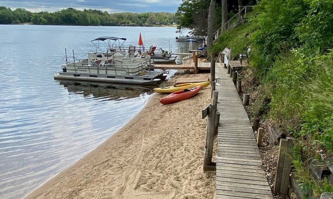 White Cloud Apartment | Lake-front lodging- Fisherman's Cove at the Blue Heron Retreat