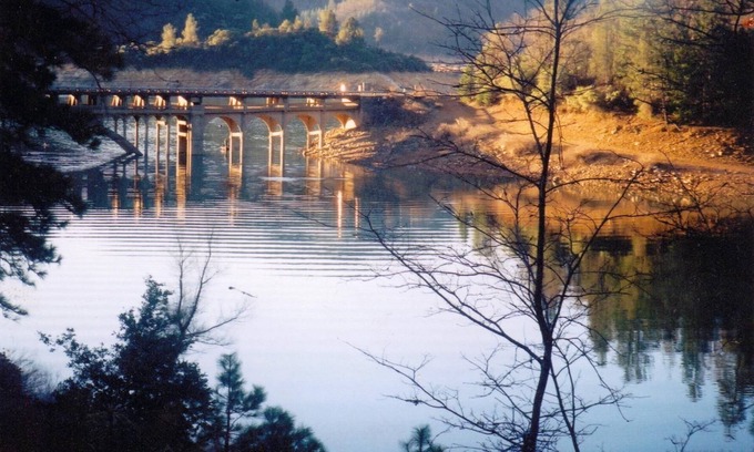 Lakehead-Lakeshore House | LAKE FRONT ON SHASTA LAKE, NESTLED IN THE MOUNTAINS!