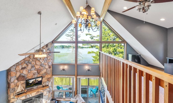 Battle Creek House | Lake Front property on Fine Lake! Amazing Views!! Pet Friendly