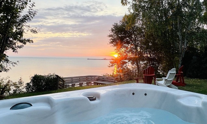 Victoria Beach Cottage | Lake Front Timber Frame, Hot Tub, Fireplace, *for bookings before Sept 5th.