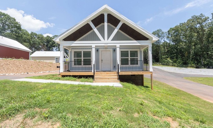 Townville House | Lake Hartwell Cabins-15 Minutes to Clemson-Near Green Pond Landing