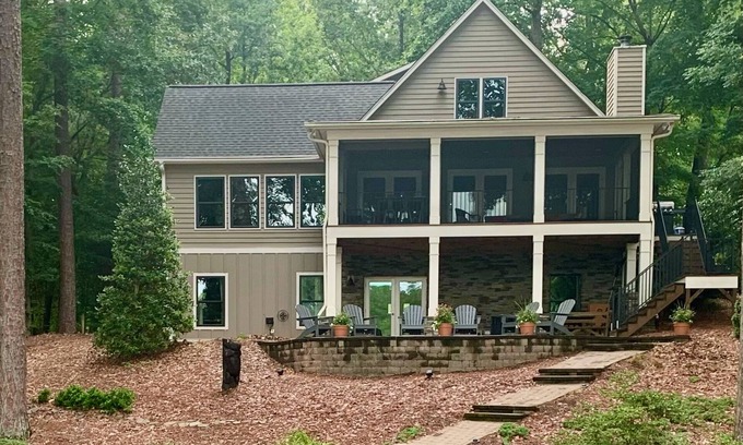 Littleton House | LAKE HOUSE AND PONTOON BOAT IN BEAUTIFUL POE CREEK COVE AT LAKE GASTON