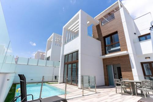 Los Balcones Villa | Lake House by United Renters