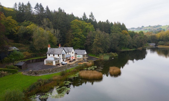 Brecon Cottage | Lake House - Luxury Cottages