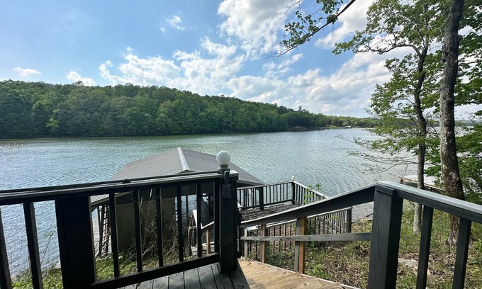 Russellville House | Lake House on Cedar Creek Lake - Hoot Hoot Holler Hideaway
