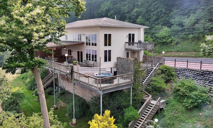 Pequea House | LAKE HOUSE SOUTHnWaterfront Retreat with DOCKAGE on Susquehanna River & HOT TUB