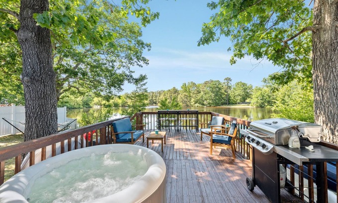 Mays Landing Cottage | Lake & Kayaks w Hot Tub - 20 Mins to Beaches!