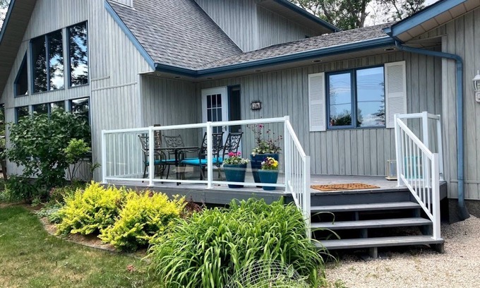 Arnes House | Lake Life meets Country Living Near Gimli