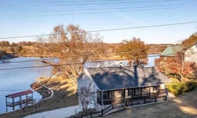 Lincoln House | Lake Life on Logan Martin. Relax Unwind Recharge. Leave all your stress behind