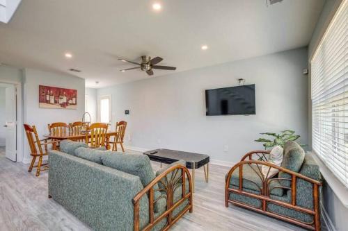 Onalaska House | Lake Livingston Getaway w/ Balcony + Water View!