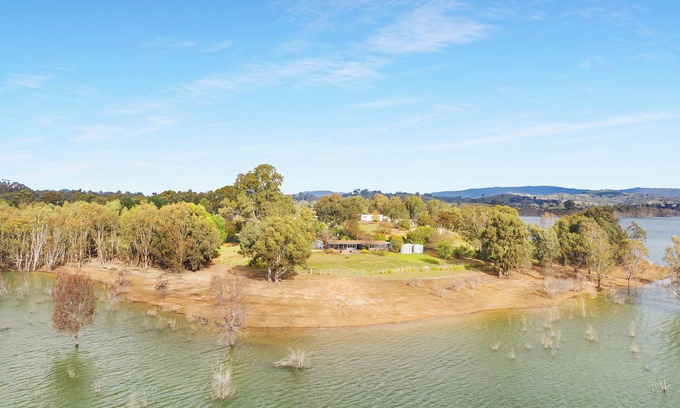 Mansfield House | Lake Lodge - Mansfield Waterfront