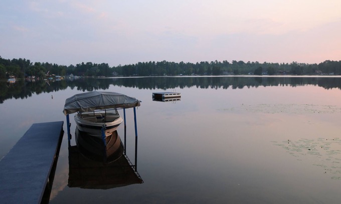Loretto Cottage | Lake Louise cottage near Loretto Michigan