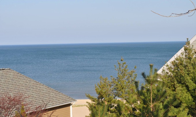 Ottawa Beach Cottage | Lake Michigan Cottage - Steps away from the Beach! Monthly + Rental