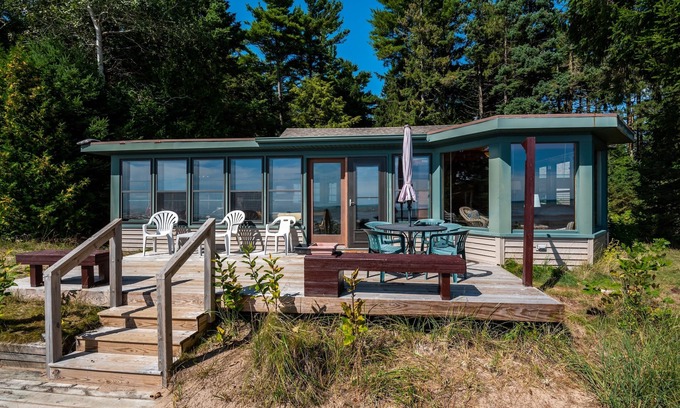 Oostburg Cottage | Lake Michigan Sand Beach & Wooded Privacy