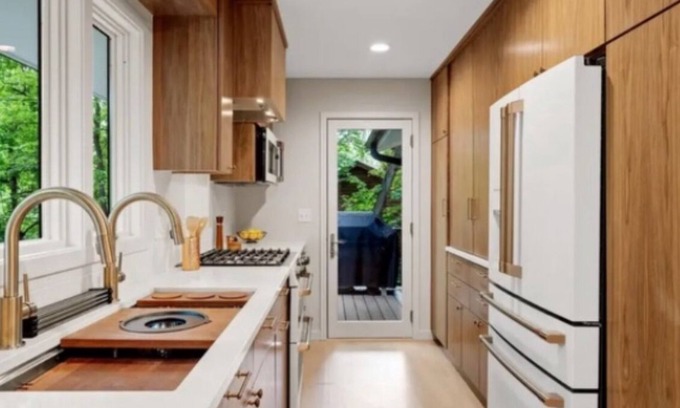 Mound House | Lake Minnetonka 4-bedroom home.