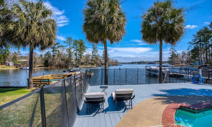 Leesville House | ✵Lake Murray | Lakeshore Lodge ✵ Waterfront + Pool