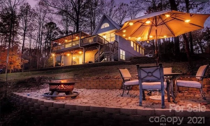 Mayhew House | Lake Norman Villa Sleeps 15-Hot Tub-Game Room