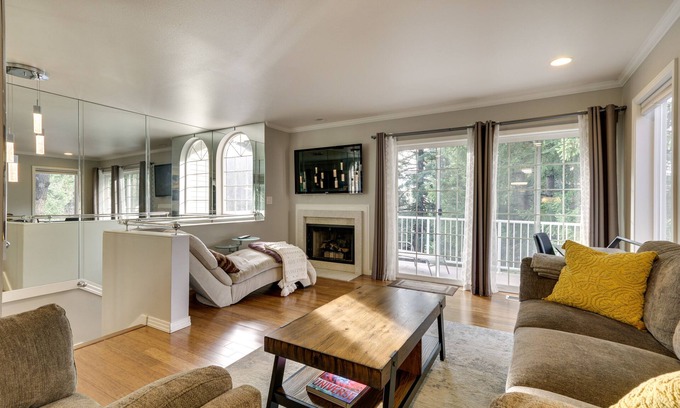 Mount Park House | Lake Oswego Home w/Deck 9 Mi to Downtown Portland