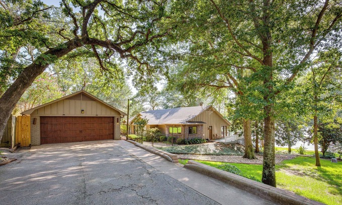 Flint House | Lake Palestine Home: Private Hot Tub & Boat Dock!