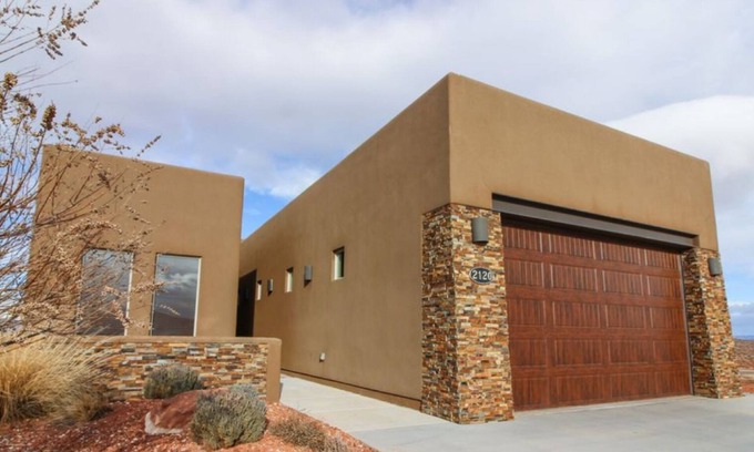 Page House | Lake Powell Luxury: Brand New 4BR Home, Boat-Friendly 50ft Garage