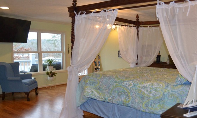Dadeville House | Lake Room in Paradise Bed and Breakfast by Lake Martin