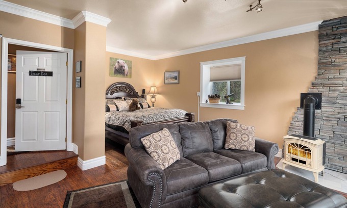 Evans House | Lake Roosevelt Suites - The Bear Den