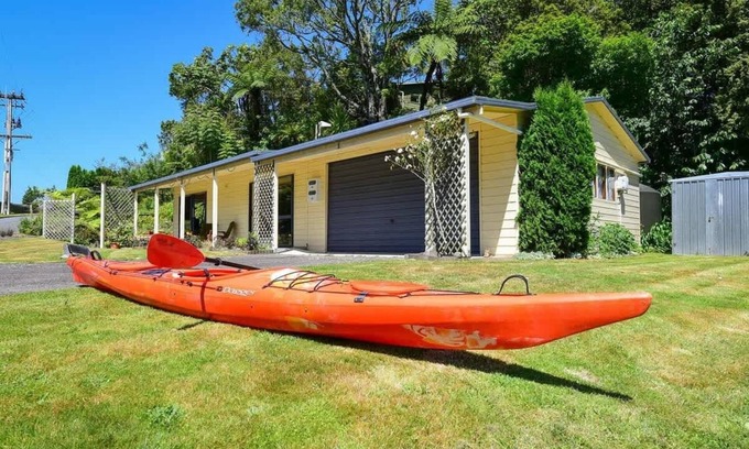 Okere Falls House | Lake Rotoiti Retreat | Walk to the Lake + Kayaks!