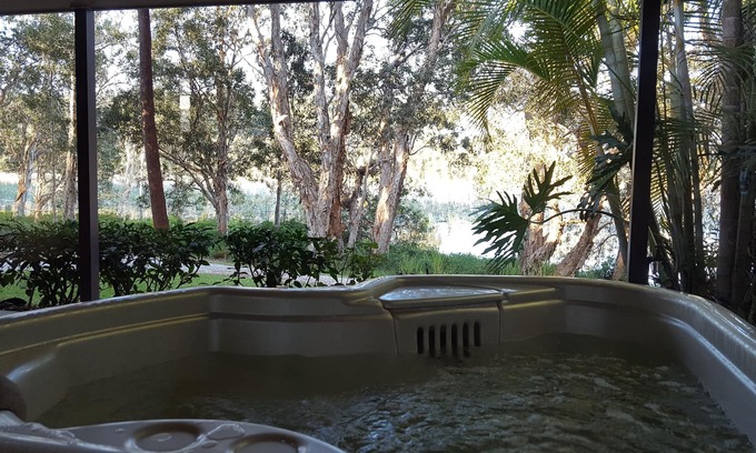 Emerald Beach House | Lake Russell Lakeside Retreat- McCubbin Cottage