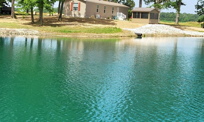 Lakewood House | LAKE SHELBYVILLE PRIVATE FISHING GET-AWAY