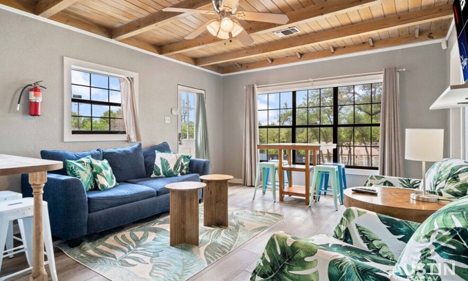 Leander Cabin | Lake Travis 2BR #8 : Free waterpark+walk to lake