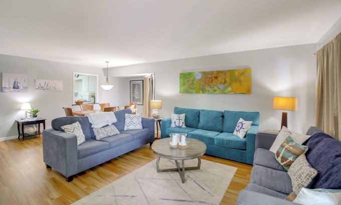 Mid America Condo | Lake-View Balcony: Sunny Hot Springs Condo!