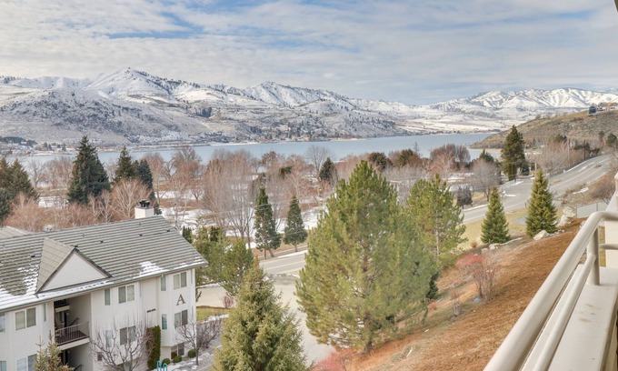 Chelan Condo | Lake-view condo with pool & hot tub - across street from lake access