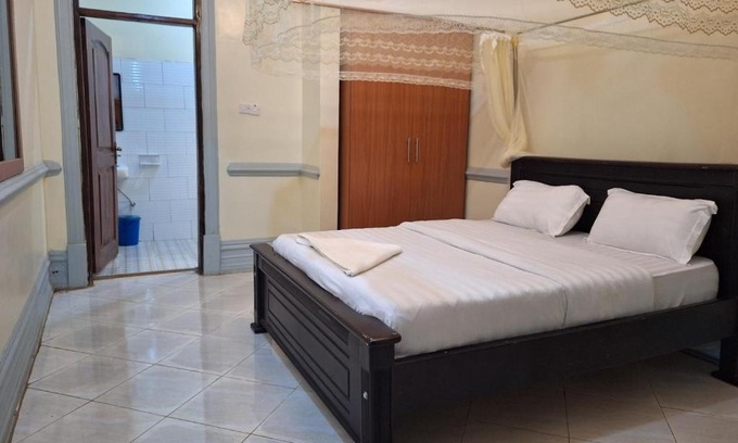 Kalangala Hotel | Lake View Hotel Gardens