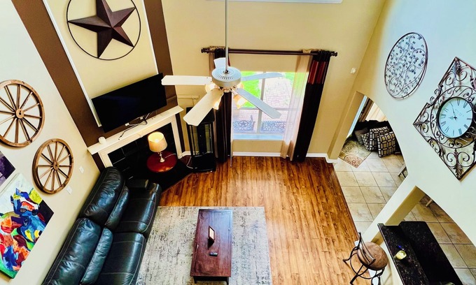 Missouri City House | ★Lake View ★ King Bed ★ Spacious