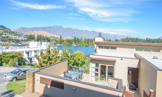 Queenstown Apartment | Lake Views, Central - Sleeps 6
