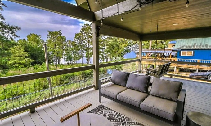 Jasper Cottage | Lake Views, Short Walk to Water, Joy Rock Garden, Sleeps 7
