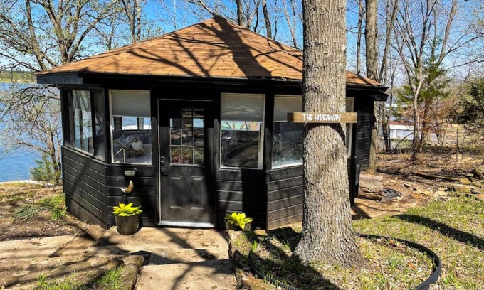 Hulbert Cabin | Lake views! Steps to the water! Sweetheart getaway