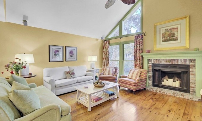 Twin Oaks Villa | Lake Village Cottage 18