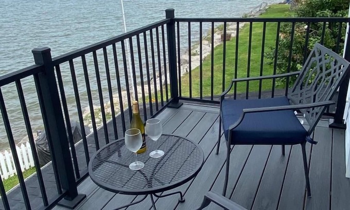 Kent House | Lakefront 2 bedroom house between Rochester and Niagara Falls, NY