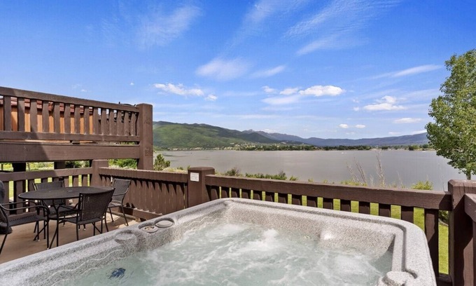 Huntsville Condo | Lakefront 3 Bedroom Condo with Private Hot Tub