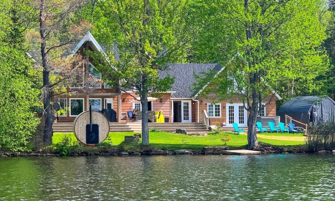 Algonquin Highlands Ski Chalet | Lakefront, 4000sq/f, Gym, Beach, Hot Tub, Sauna