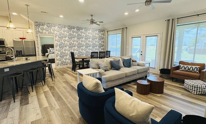 Tool House | Lakefront 4B Retreat, Paddleboards + Sunset Views