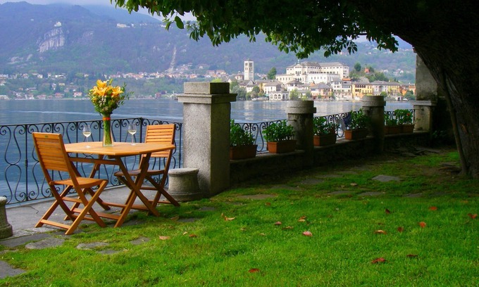 Orta San Giulio Apartment | Lakefront apartment with garden in the center of Orta San Giulio